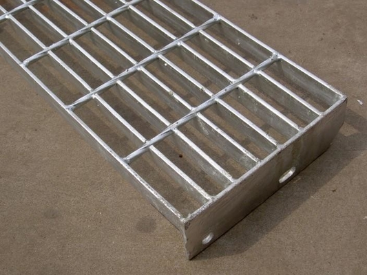 Chine Bandes de roulement d'escalier T4 en acier galvanisées par T5 avec le plat à carreaux pour le plancher d'industrie fournisseur