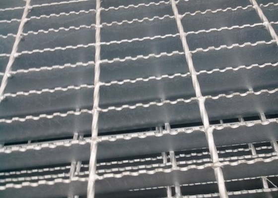 Chine Grille dentelée soudée de barre d'acier, grille résistante de barre de diverse taille fournisseur