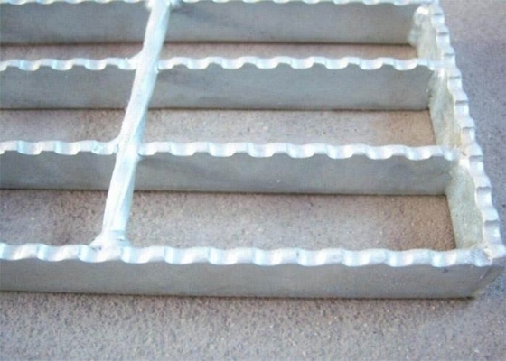 Chine 40 x grille de barre dentelée par 5, métal construisant la grille en acier galvanisée plongée chaude fournisseur