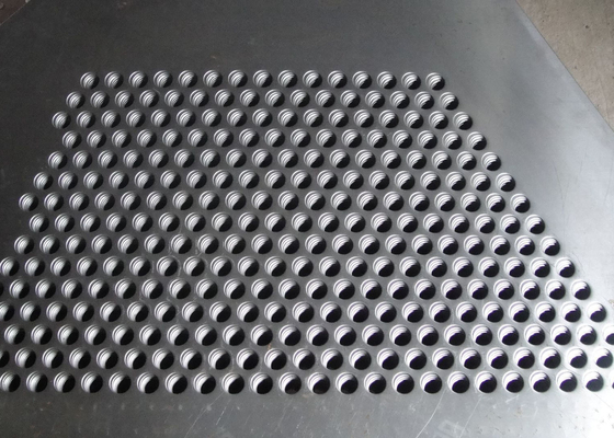 Chine Feuille galvanisée perforée plongée chaude, plaque d'acier perforée pour la bande de roulement d'escalier fournisseur