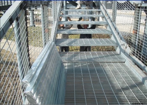 Chine 30 x 3 bandes de roulement d'escalier en acier galvanisées par coffre-fort pour le poids léger résistant fournisseur