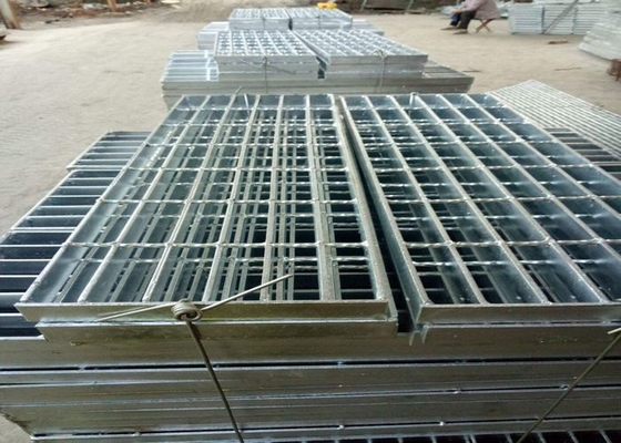 Chine Bandes de roulement d'escalier en métal d'ASTM Q235 SS304, bande de roulement d'escalier de l'acier inoxydable 25 x 3 fournisseur