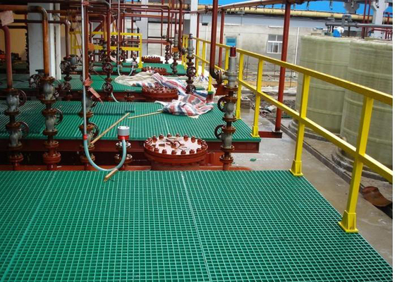 Chine Plancher en plastique résistant de FRP râpant pour la surface douce de plate-forme de travail fournisseur