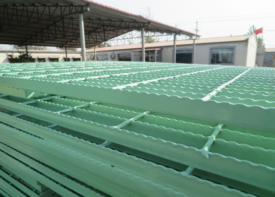 Chine Le PVC a enduit le passage couvert discordant de passerelle, plate-forme dentelée galvanisée de grille en métal fournisseur