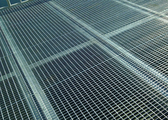 Chine Barre soudée par grille en acier simple bouchée de plate-forme râpant la longueur de 6m fournisseur