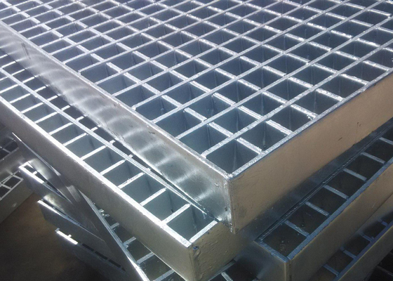 Chine les grilles industrielles de plancher de 70mm x de 6mm ont galvanisé la barre de traverse discordante en acier de plate-forme 8mm x 8mm fournisseur