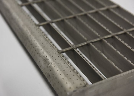 Chine Étapes en acier galvanisées par composé, bandes de roulement d'étape en métal avec le plat à carreaux fournisseur