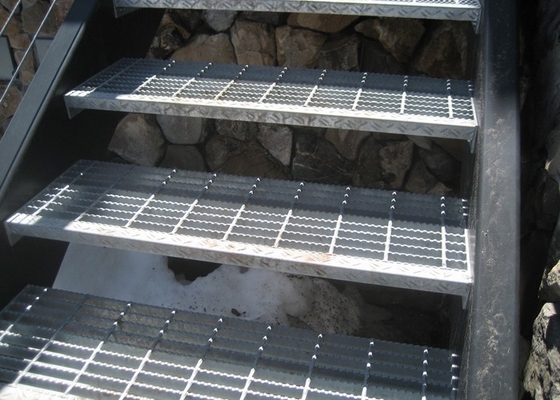 Chine Surface galvanisée en acier galvanisée extérieure d'immersion chaude de bandes de roulement d'escalier de GV fournisseur