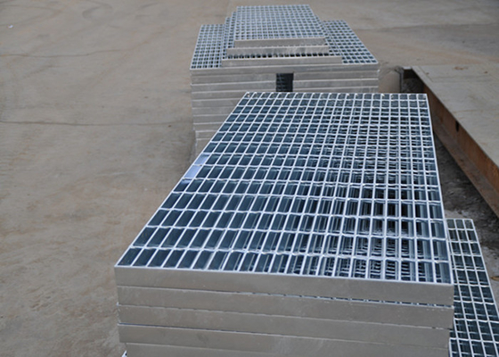 Chine Grille de passage couvert d'acier de 32 x de 5mm, grille galvanisée plongée chaude plate d'acier fournisseur
