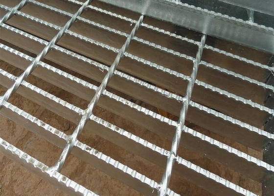 Chine Grille en acier dentelée galvanisée pour le matériel du plat de plancher Q235low Cardon fournisseur