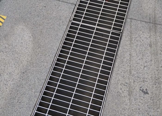 Chine Couverture résistante de la grille 25 x 5, grilles de drain de fossé d'allée de certificat de GV d'OIN fournisseur