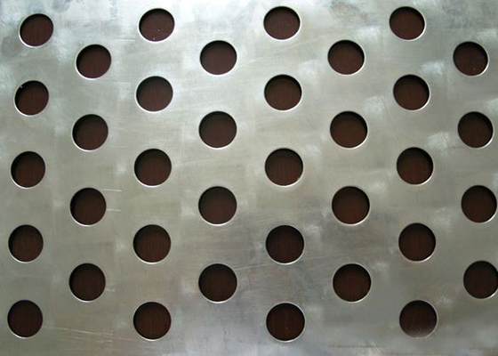 Chine Le trou rond a perforé la tôle d'acier, la feuille Q235 perforée galvanisée par acier fournisseur