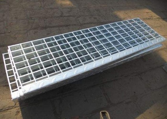 Chine Certificat en acier galvanisé par taille adapté aux besoins du client de la CE des bandes de roulement d'escalier ISO9001 fournisseur