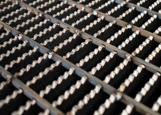 Chine Matériel extérieur dentelé de l'acier au carbone Q235A de bandes de roulement d'escalier en métal d'anti dérapage fournisseur