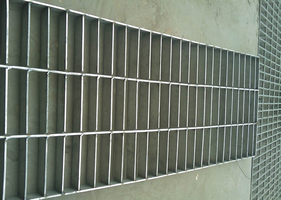 Chine Barre plate de grille de Galvanzied d'acier doux de couverture en acier de drain adaptée aux besoins du client fournisseur
