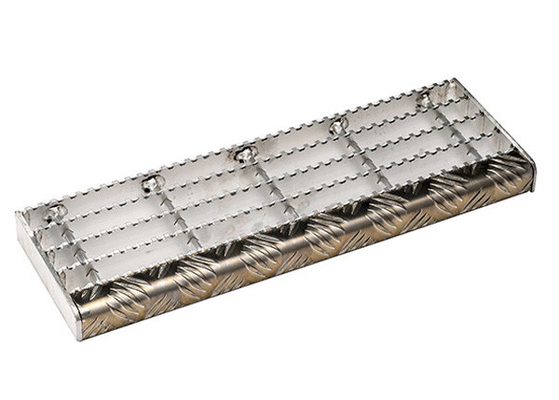 Chine Plat à carreaux flairant les bandes de roulement d'escalier en acier galvanisées 25mm x 3mm fournisseur