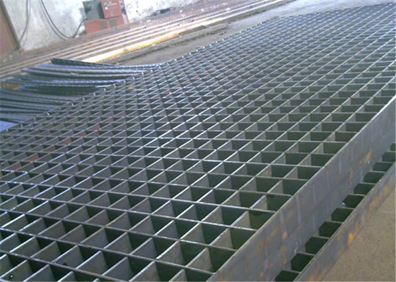Chine Type dentelé barre tordue par plate-forme discordante en acier de plancher de grille en métal fournisseur