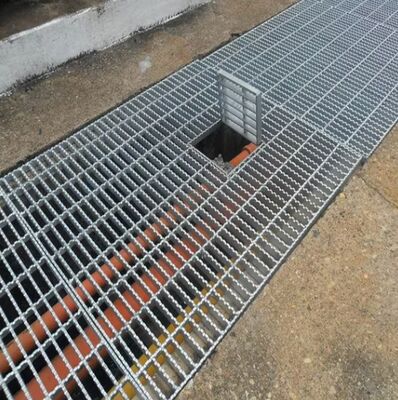Grille de drainage robuste en acier antidérapant avec propriétés de résistance aux acides/alcalis pour usage extérieur