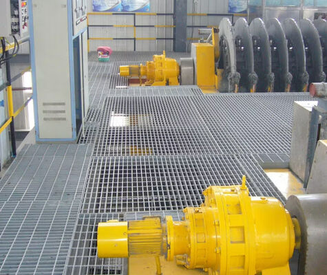 Grille d'acier galvanisé résistant à la corrosion avec 38/50/76/100 mm d'envergure de barre transversale et de qualité A36 pour les allées et l'utilisation industrielle