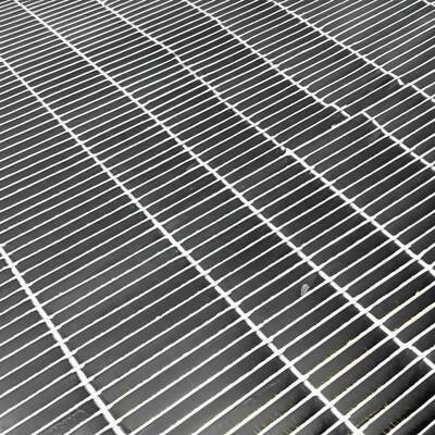 Grille en acier galvanisé dentelé pour des passerelles de plateforme sûres et personnalisables