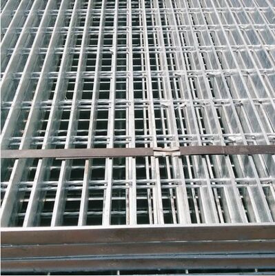 Escaliers en acier galvanisé à chaud avec grille carrée pour les marches extérieures résistantes à la corrosion