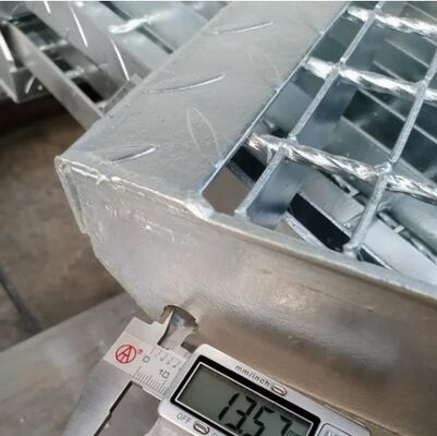 Traces d'escalier en acier galvanisé résistant à la corrosion pour des allées sûres