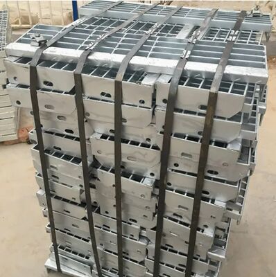 Marches d'escalier en acier galvanisé à chaud avec nez antidérapant et tailles personnalisables pour usage industriel