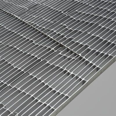 Plateforme de grille en acier galvanisé résistant à la rouille avec surface antidérapante dentelée pour chemins de marche industriels