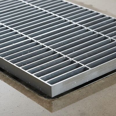 Grille en acier inoxydable galvanisé avec un pas de barre transversale de 38/50/76/100 mm pour un drainage optimal