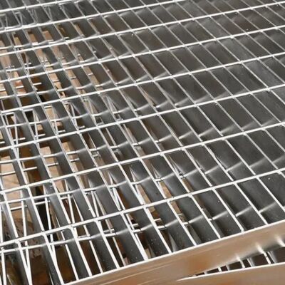 Réglage en acier à barres dentelées de type plat soudé par galvanisation à chaud pour les projets de trottoirs et de plates-formes
