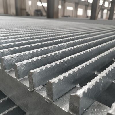 Réglage en acier à barres dentelées de type plat soudé par galvanisation à chaud pour les projets de trottoirs et de plates-formes