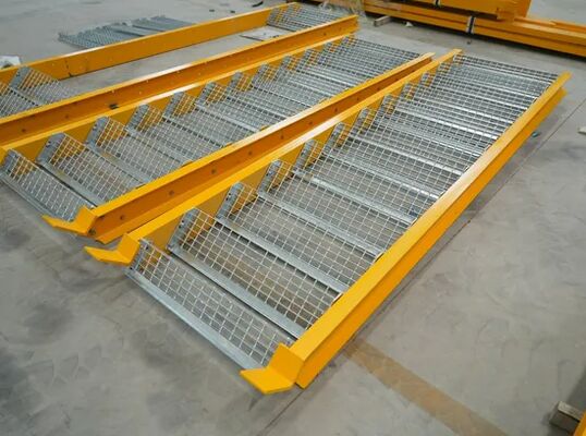 Trappe d'escalier à grille en acier galvanisé à chaud avec grille à barres dentelées pour une résistance et une sécurité élevées