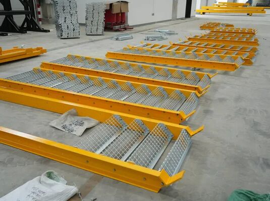 Trappe d'escalier à grille en acier galvanisé à chaud avec grille à barres dentelées pour une résistance et une sécurité élevées