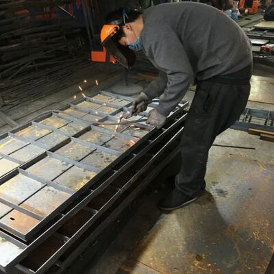 Grilles en barres d'acier galvanisé avec barres croisées soudéses pour revêtements de sol de plateformes industrielles
