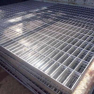 Caillebotis en acier galvanisé à chaud à surface dentelée pour passerelles industrielles à haute portance