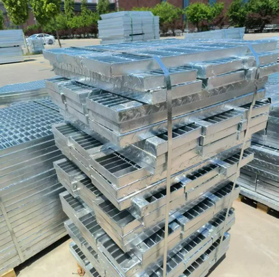 Caillebotis en acier galvanisé à chaud avec surface antidérapante et tailles personnalisables pour usage industriel