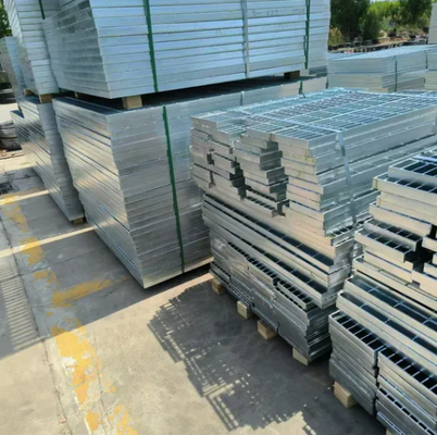 Caillebotis en acier galvanisé à chaud avec surface antidérapante et tailles personnalisables pour usage industriel