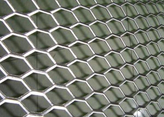 Le trou de losange a augmenté l'épaisseur extérieure galvanisée plongée chaude 4mm de maille en métal
