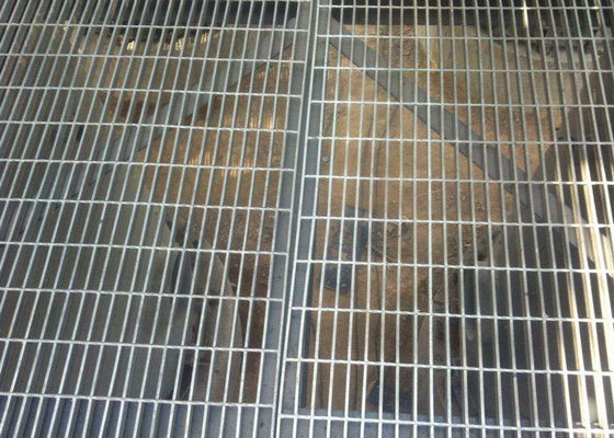 Plancher discordant en acier galvanisé plongé chaud de grille en métal d'acier à faible teneur en carbone de plate-forme