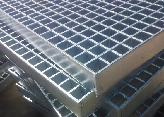 les grilles industrielles de plancher de 70mm x de 6mm ont galvanisé la barre de traverse discordante en acier de plate-forme 8mm x 8mm