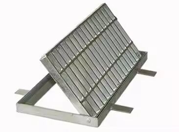 Couverture de drainage de grille en acier de construction durable avec des tailles personnalisables et une conception résistante aux débris pour une gestion efficace des eaux pluviales