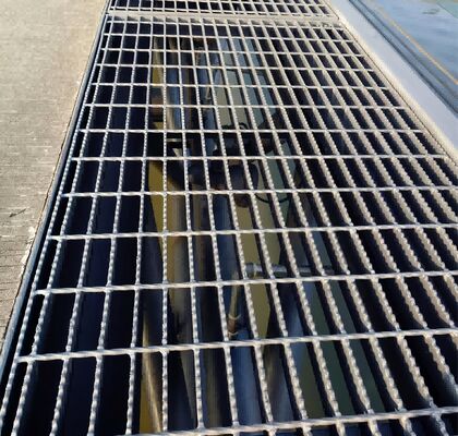 Grille en acier galvanisé à chaud de style dentelé avec espacement de 30 mm pour grille de plancher robuste