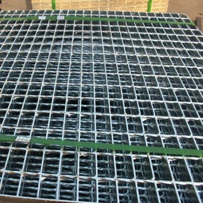 Grille en acier galvanisé durable et résistant au glissement pour passerelles industrielles