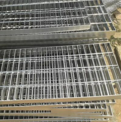 Grille de passerelle robuste en acier galvanisé 30X100mm pour marches et plateformes extérieures