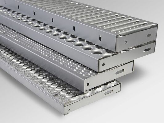 Marches d'escalier en acier galvanisé à chaud avec barre portante de 25 x 3 à 100 x 8 et norme ANSI/NAAMM pour les échelles de marche