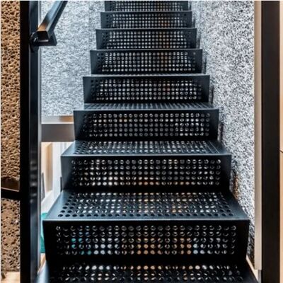 Marches d'escalier en acier galvanisé à chaud avec caillebotis antidérapant à grille carrée pour passerelles