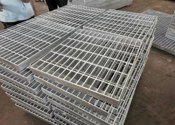 Plateforme de grille en acier galvanisé résistant à la rouille avec surface antidérapante dentelée pour chemins de marche industriels