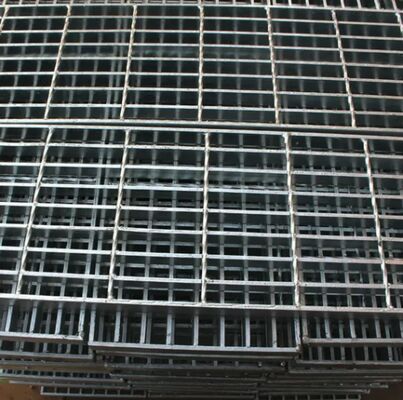 Grille en acier galvanisé dentelé avec barre porteuse de 25x5 mm pour passerelles et plateformes durables