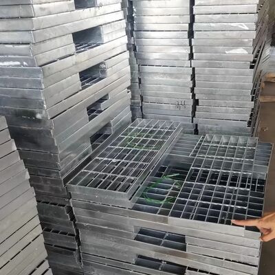 Grille dentelée en acier galvanisé amovible 25x3mm pour plateformes et passerelles antidérapantes