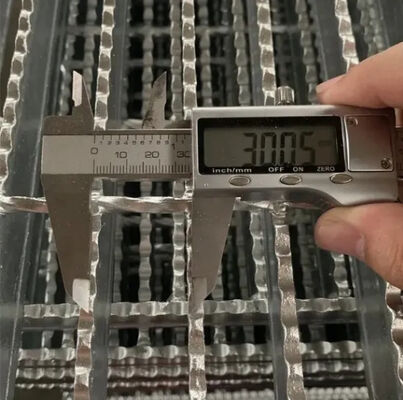 Couverture de drain en acier galvanisé robuste avec surface antidérapante pour drainage de tranchée